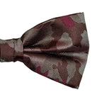 Papillon seta fantasia camouflage annodato a mano con raffinata cura sartoriale