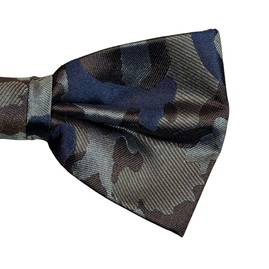 Papillon seta fantasia camouflage annodato a mano con raffinata cura sartoriale