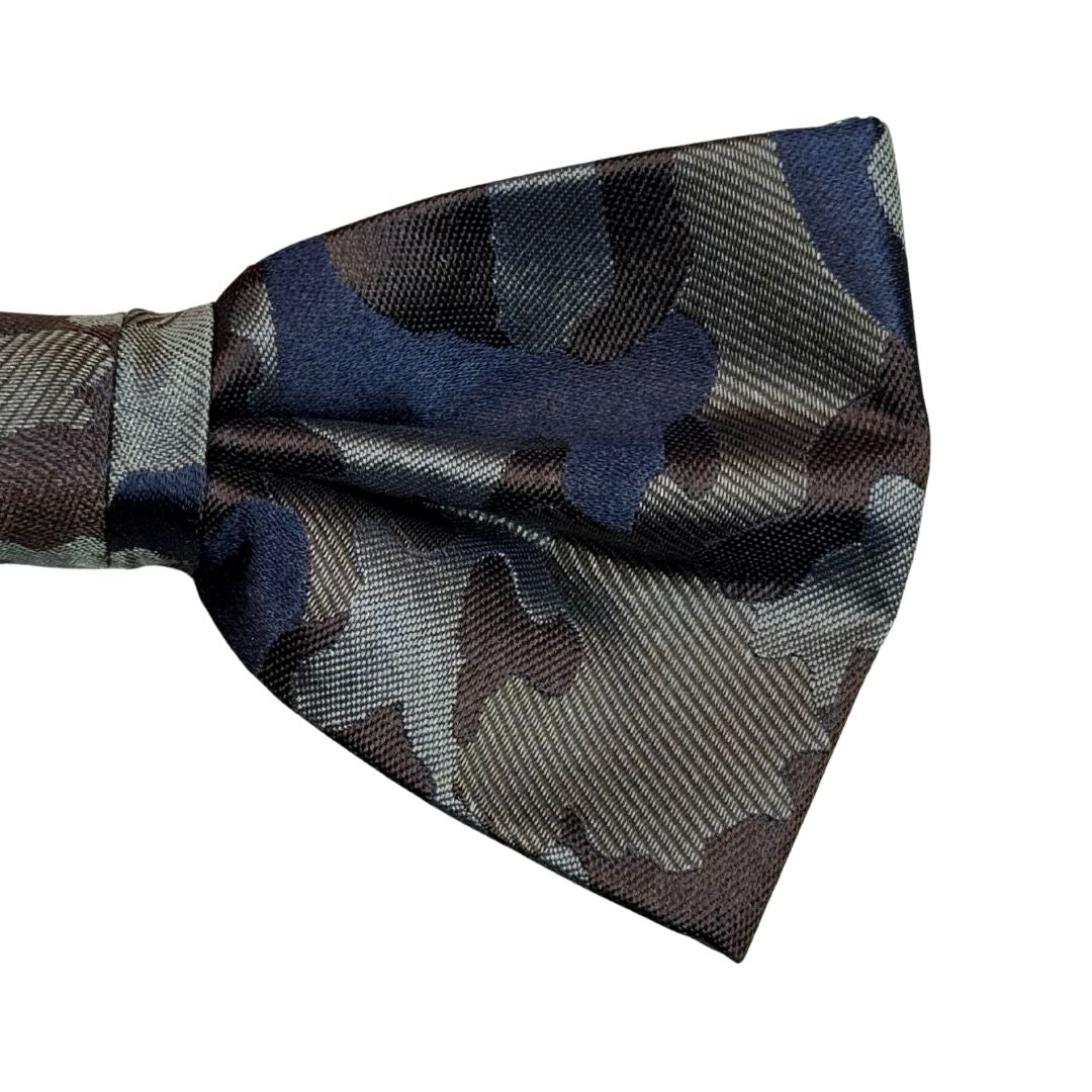 Papillon seta fantasia camouflage annodato a mano con raffinata cura sartoriale