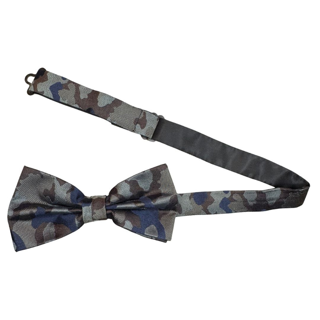 Papillon seta fantasia camouflage annodato a mano con raffinata cura sartoriale