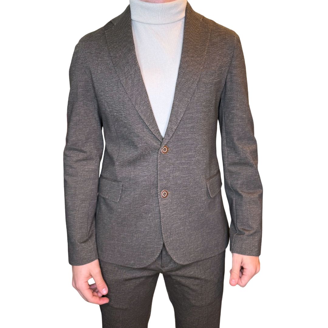 Abito uomo microfantasia. giacca monopetto, tasca con pattina Made in Italy